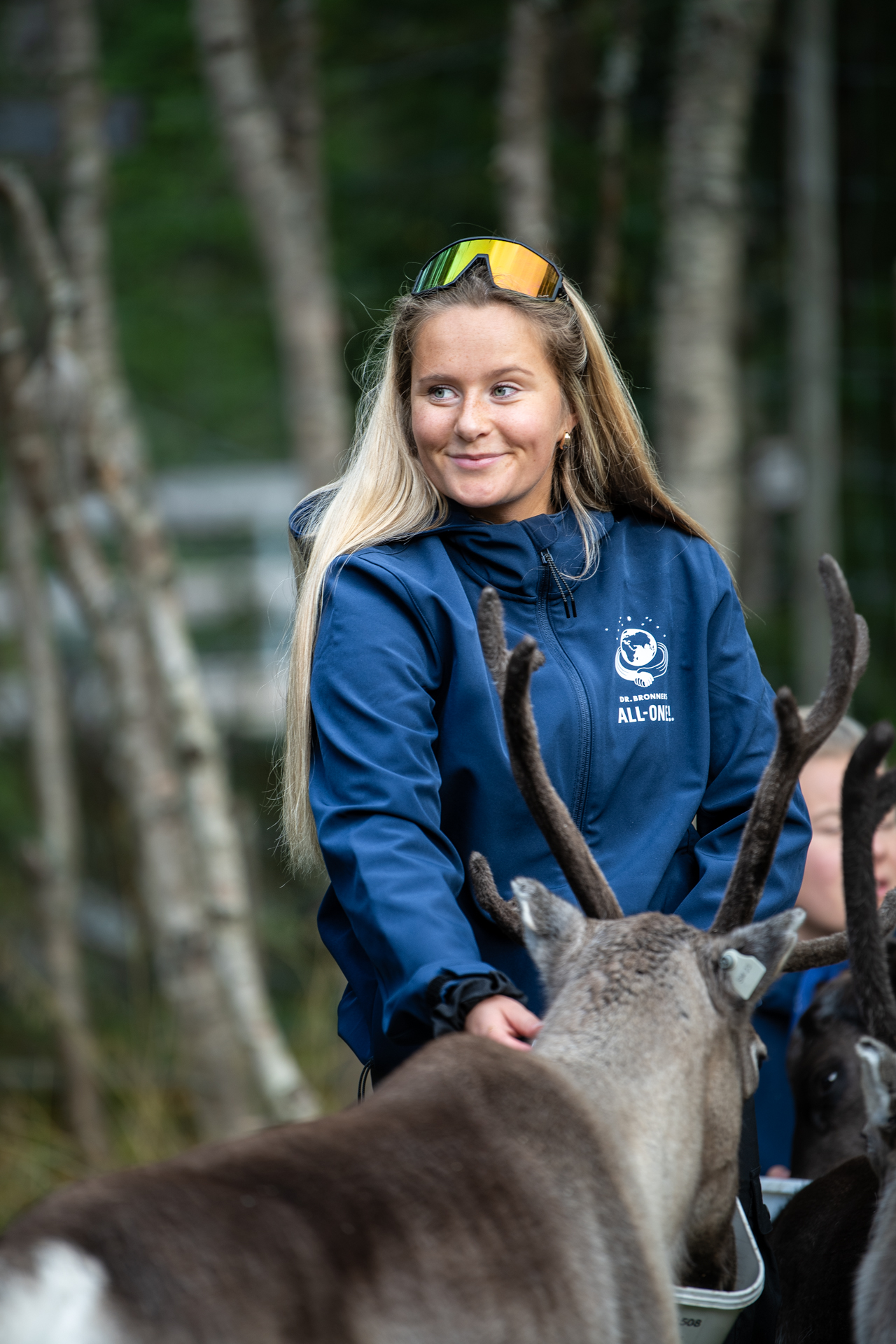 Kajsa Gustafsson bland renar i björkskogen